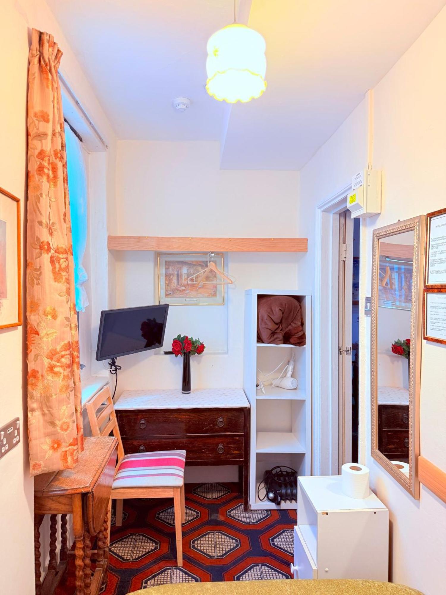 Habitación Individual con ducha y aseo compartidos